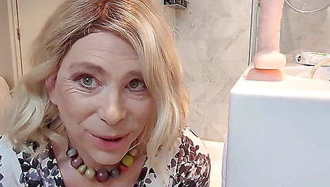 Amateur milf gets her tight hole anal-dildo in hotel